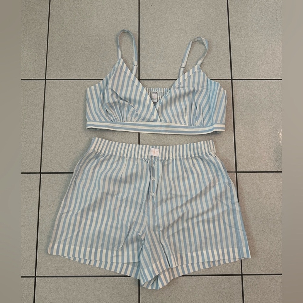 Old Navy - pjs set (top & bottom are different sizes)